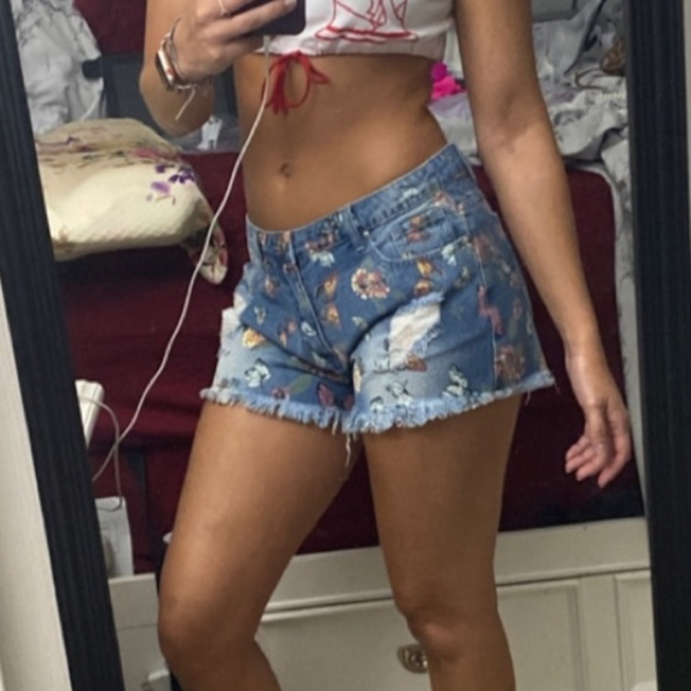 BLUE RIPPED BUTTERFLY DENIM SHORTS WITH RAW HEM - Picture 4 of 10